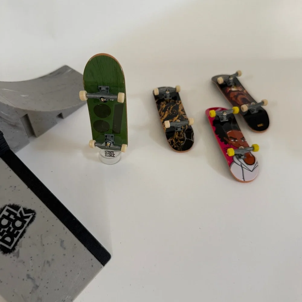 Tech Deck Fingerboard Skatepark Ramp Set + 4 Skateboards Spin Master 2009